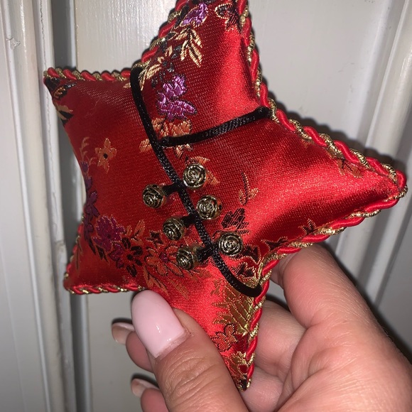 Satin star-shaped kimono pillow ornament - Picture 2 of 4